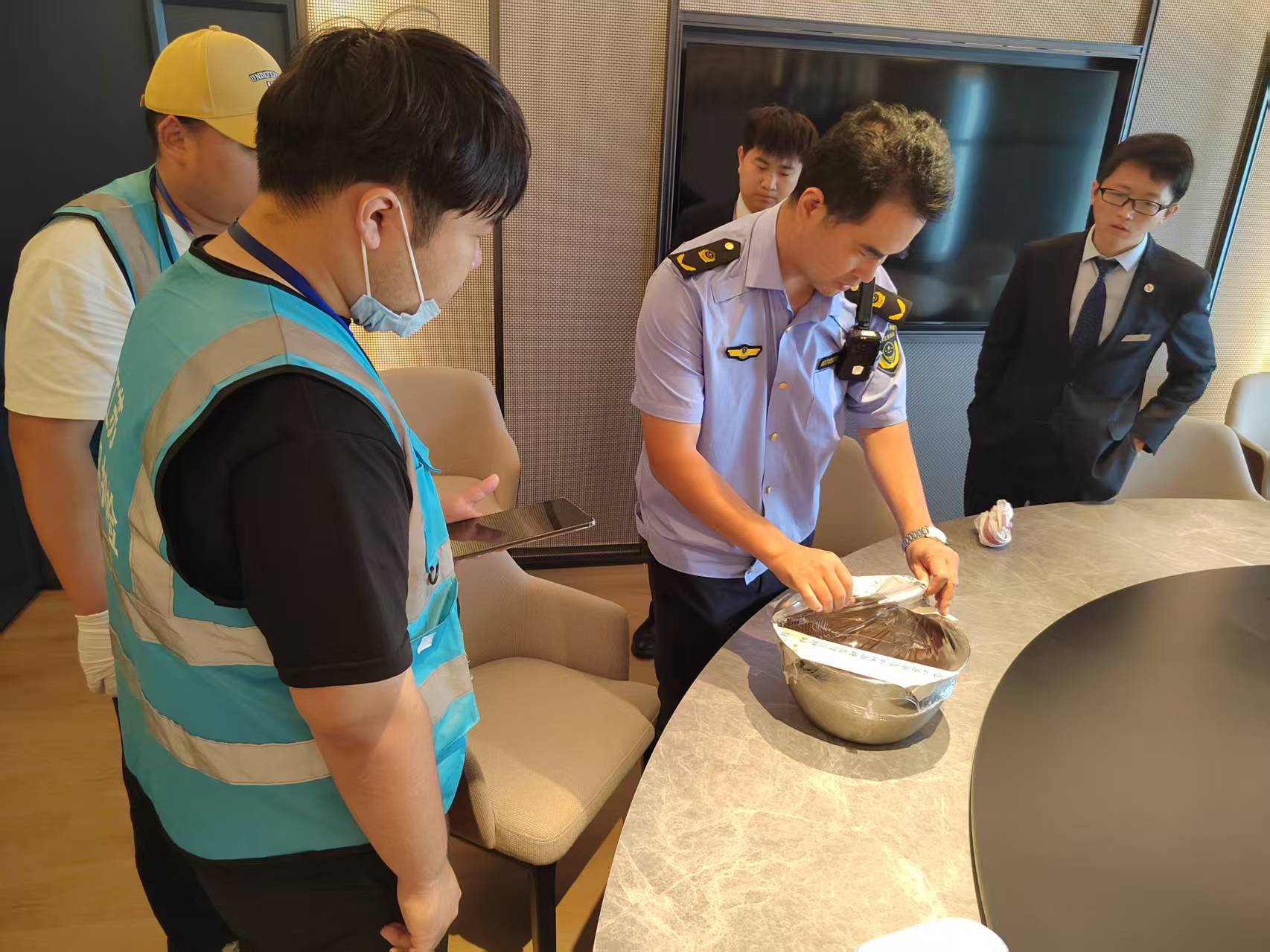 威尼斯人平台市场监督管理局根据举报线索对商家煎炸过程用油进行抽检