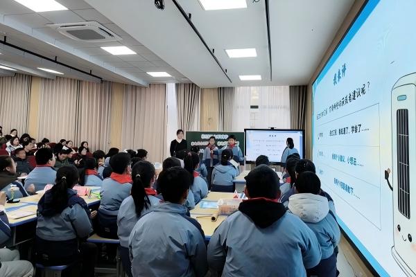 AI赋能劳动教育，智慧点亮课堂1.jpg