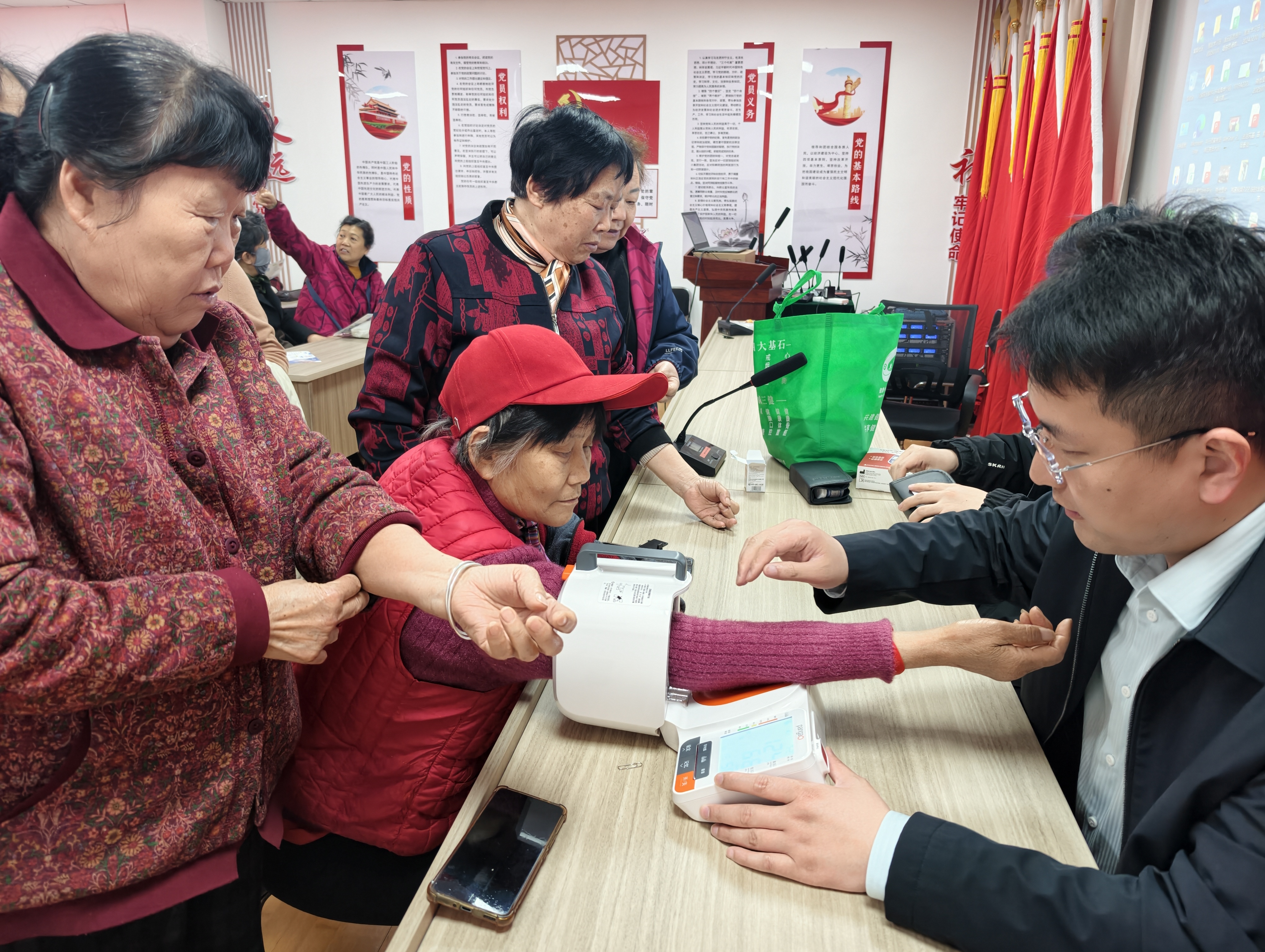 共建健康城镇 共筑健康防线活动图片2.jpg