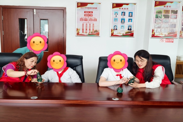 云山小学党委开展端午关爱学生志愿活动.jpg