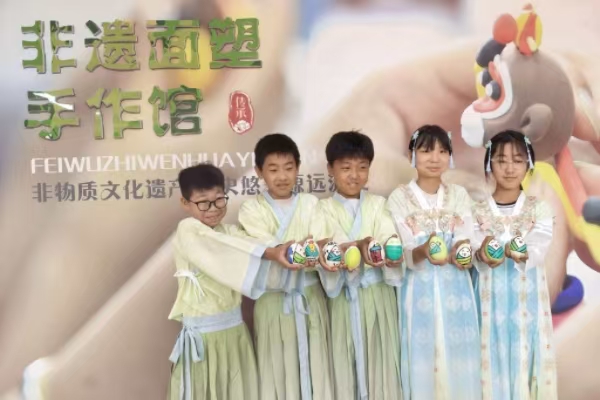 板桥小学开展端午绘彩蛋活动.jpg