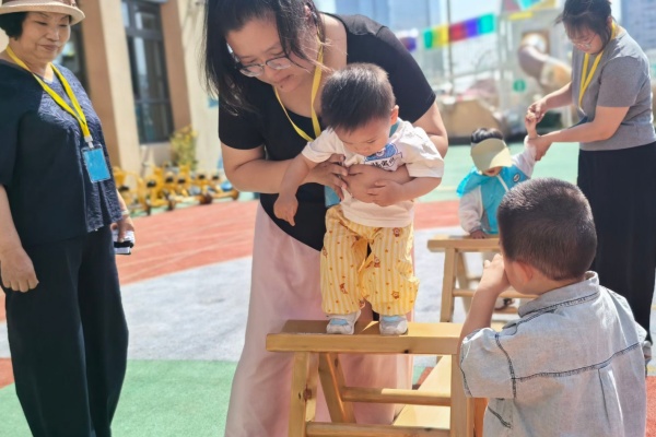 启润童真，携手相伴——海州湾幼教集团上城分园联合棠梨社区开展亲子早教公益活动.jpg