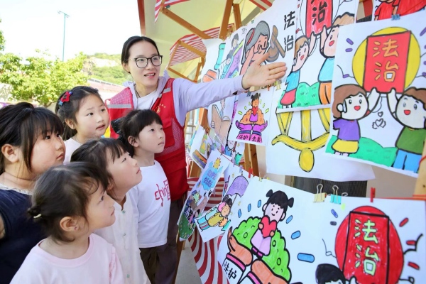 童心绘法治，安全伴成长——海州湾幼教集团连岛分园联合连岛街道大路口社区开展法治安全活动.jpg