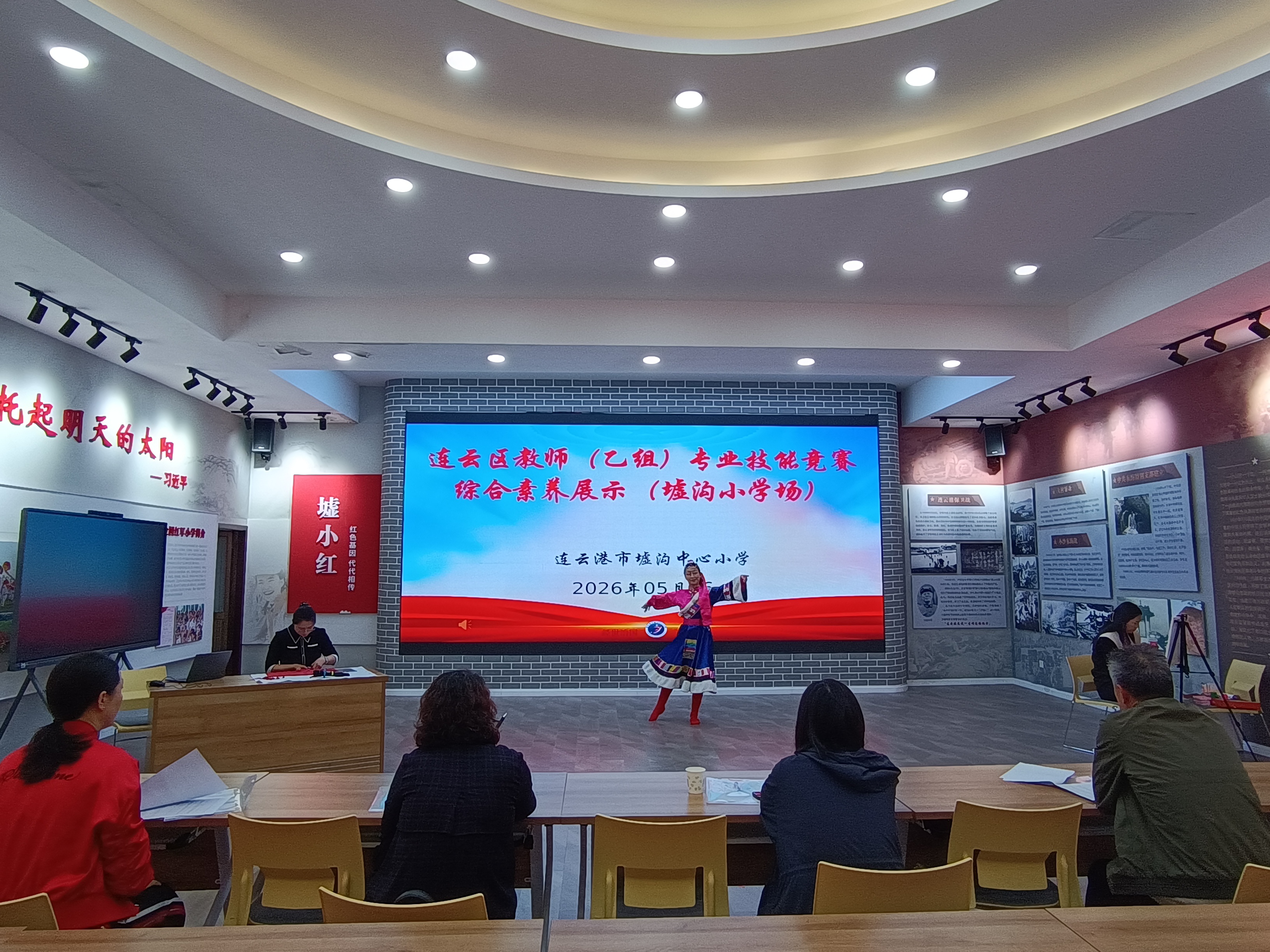 威尼斯人平台教师（乙组）专业技能竞赛综合素养展示 （墟沟小学场）.jpg